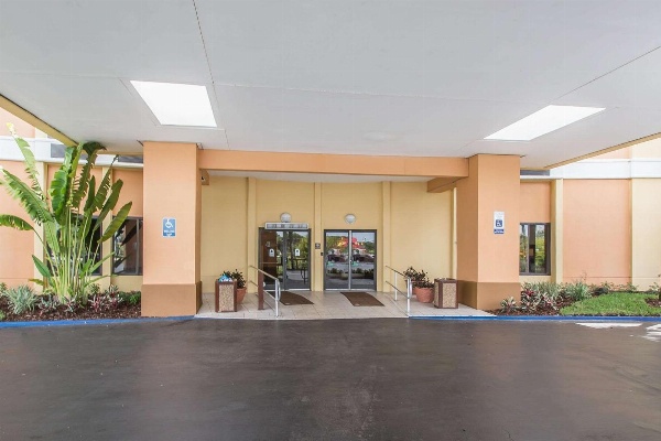 Comfort Inn & Suites Kissimmee By the Parks Main image